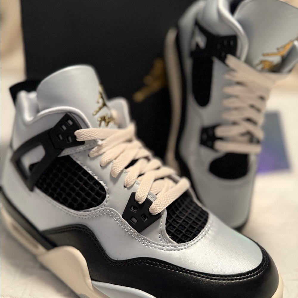 Jordan Air 4 Retro GS in Black, Pure Platinum Metallic Gold Boys Size 6/